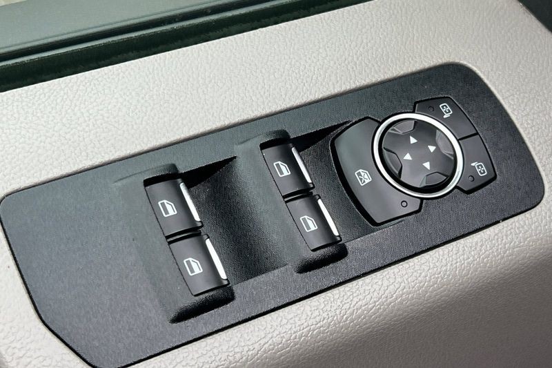 Ford F-150 Vehicle Full-screen Gallery Image 12