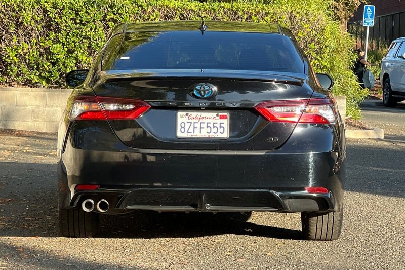 Toyota Camry Hybrid Vehicle Full-screen Gallery Image 04