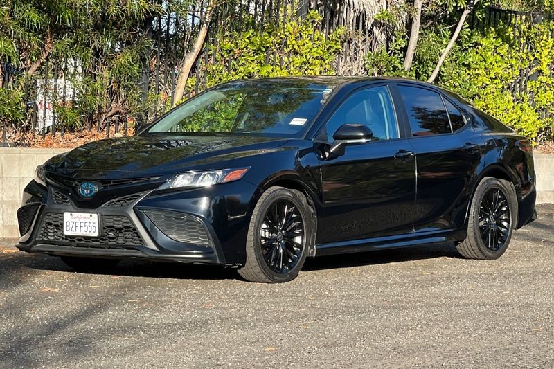 Toyota Camry Hybrid Vehicle Full-screen Gallery Image 08