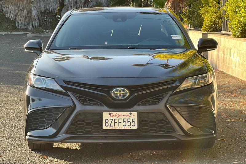 Toyota Camry Hybrid Vehicle Full-screen Gallery Image 09