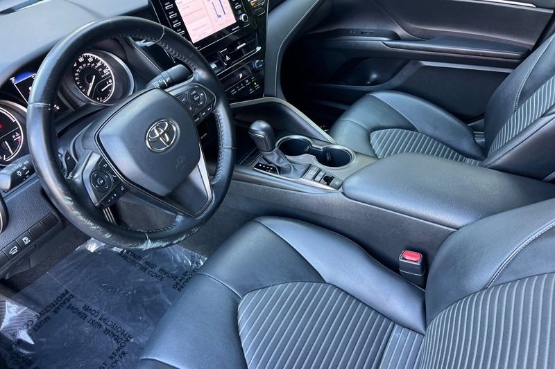 Toyota Camry Hybrid Vehicle Full-screen Gallery Image 10