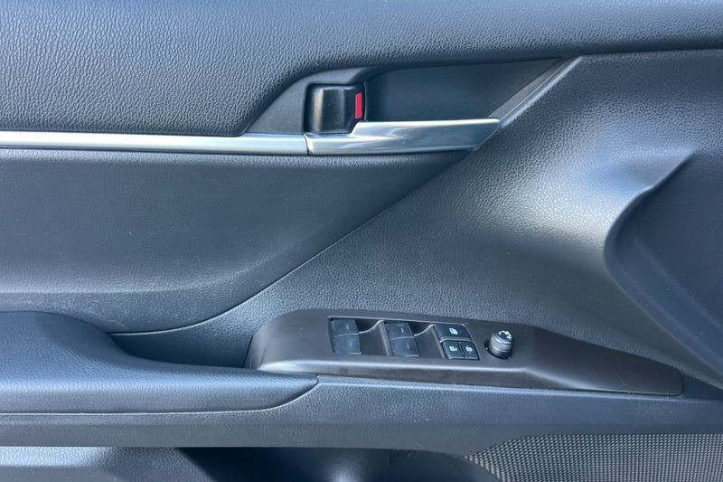 Toyota Camry Hybrid Vehicle Full-screen Gallery Image 11