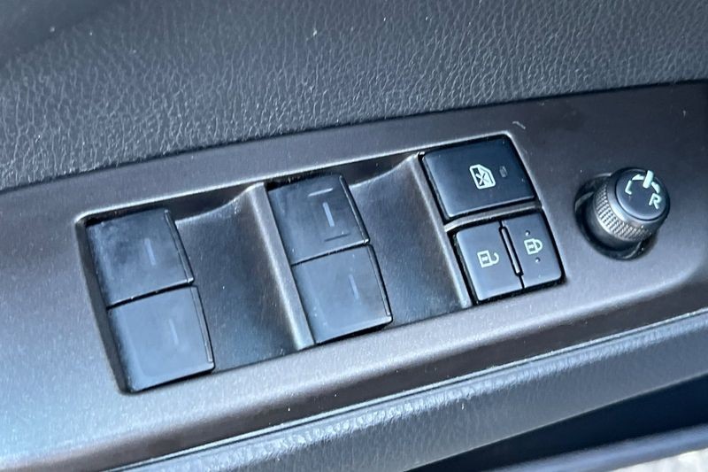Toyota Camry Hybrid Vehicle Full-screen Gallery Image 12