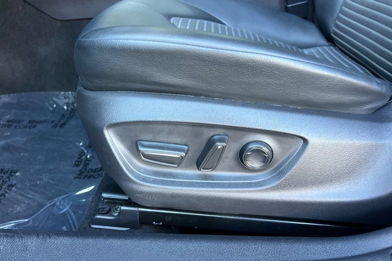 Toyota Camry Hybrid Vehicle Full-screen Gallery Image 13