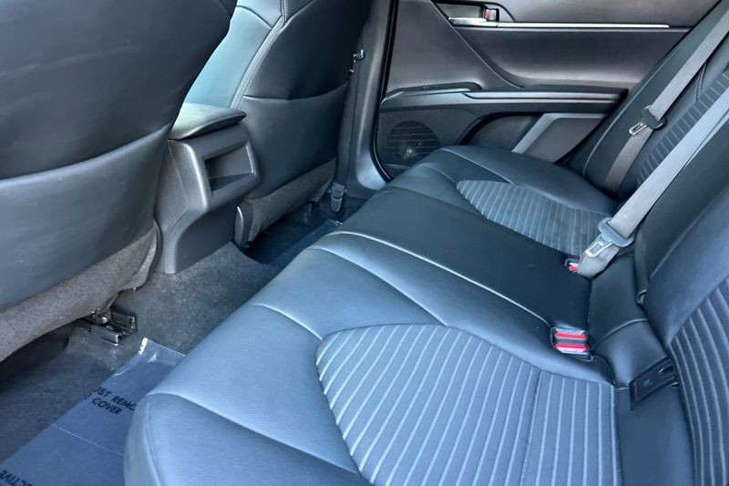Toyota Camry Hybrid Vehicle Full-screen Gallery Image 14
