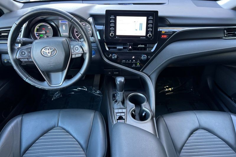 Toyota Camry Hybrid Vehicle Full-screen Gallery Image 15