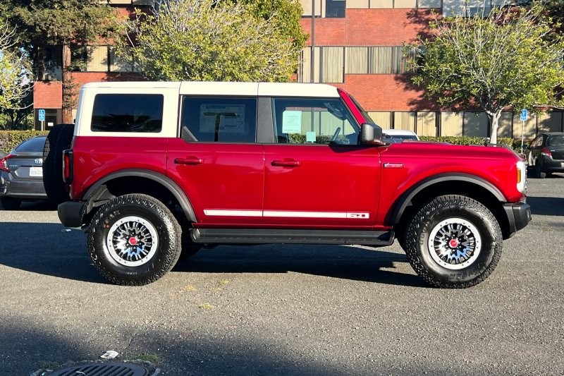 Ford Bronco Vehicle Full-screen Gallery Image 02