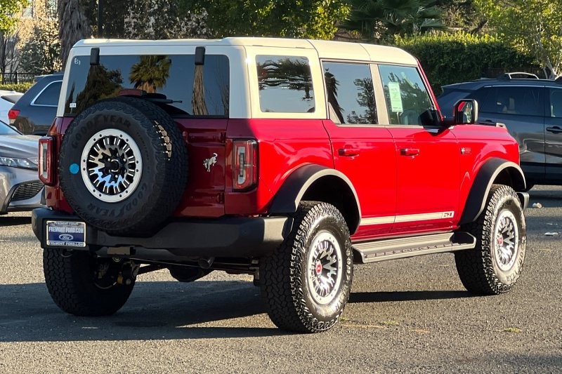 Ford Bronco Vehicle Full-screen Gallery Image 03