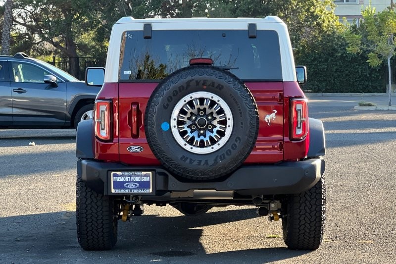 Ford Bronco Vehicle Full-screen Gallery Image 04