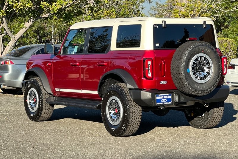 Ford Bronco Vehicle Full-screen Gallery Image 05