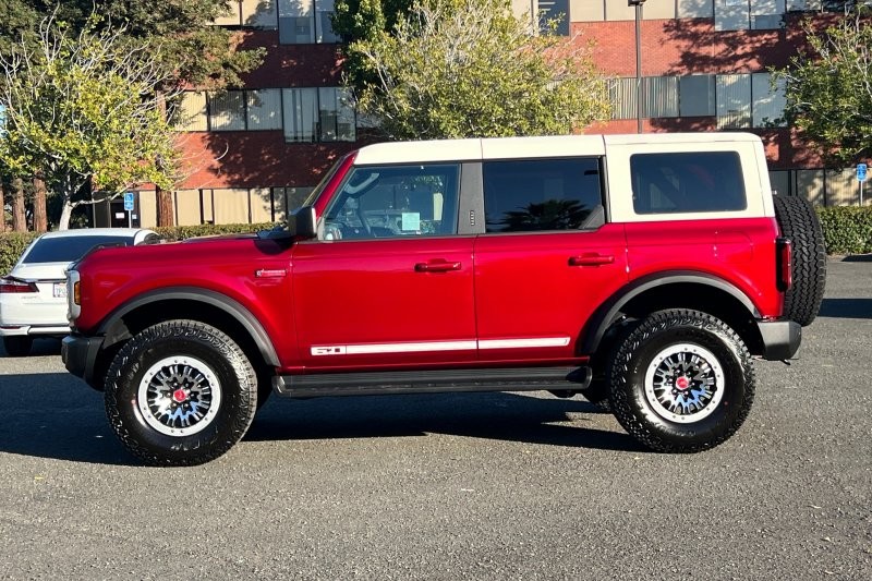 Ford Bronco Vehicle Full-screen Gallery Image 06