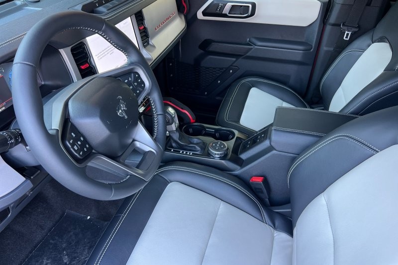 Ford Bronco Vehicle Full-screen Gallery Image 09