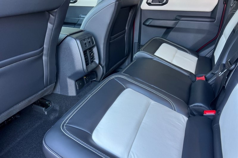 Ford Bronco Vehicle Full-screen Gallery Image 12