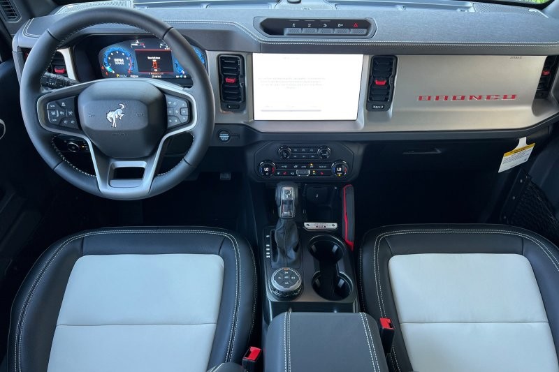 Ford Bronco Vehicle Full-screen Gallery Image 14