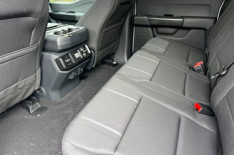 Ford F-150 Vehicle Full-screen Gallery Image 12