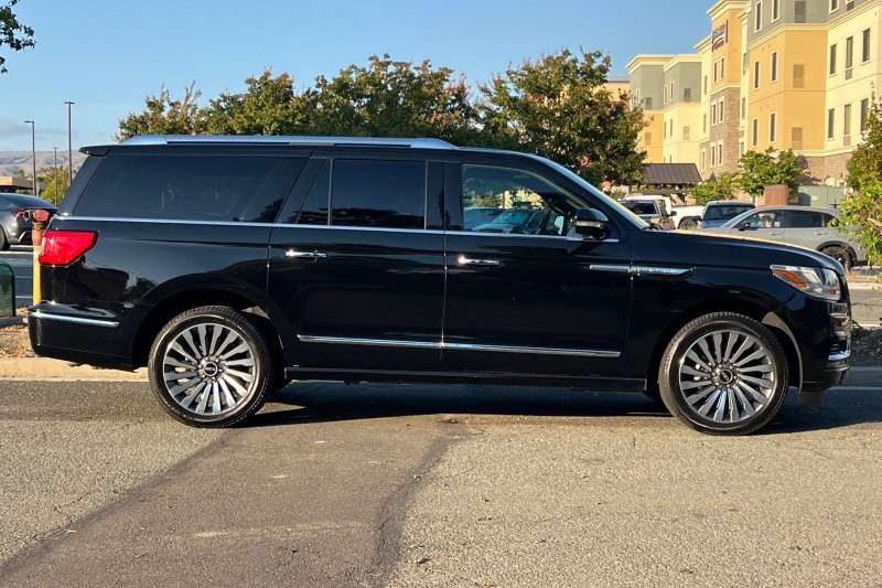 Lincoln Navigator L Vehicle Full-screen Gallery Image 02