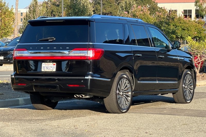 Lincoln Navigator L Vehicle Full-screen Gallery Image 03