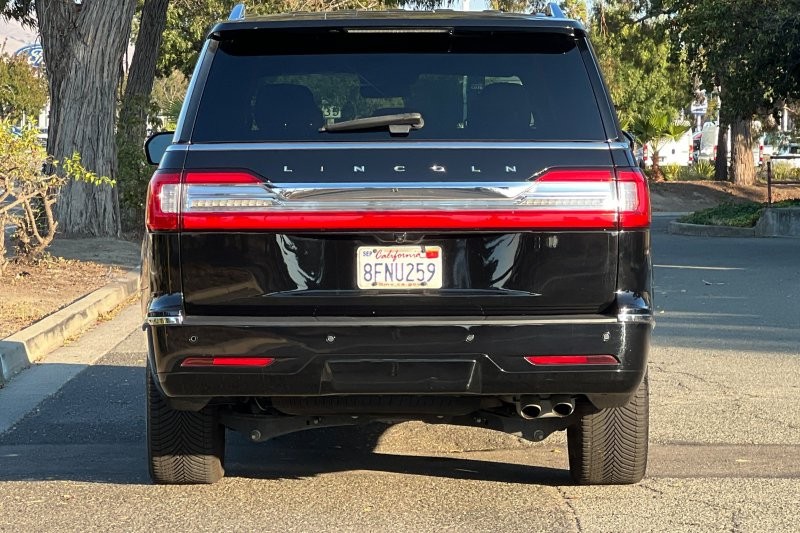 Lincoln Navigator L Vehicle Full-screen Gallery Image 04
