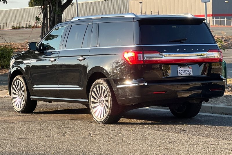 Lincoln Navigator L Vehicle Full-screen Gallery Image 05