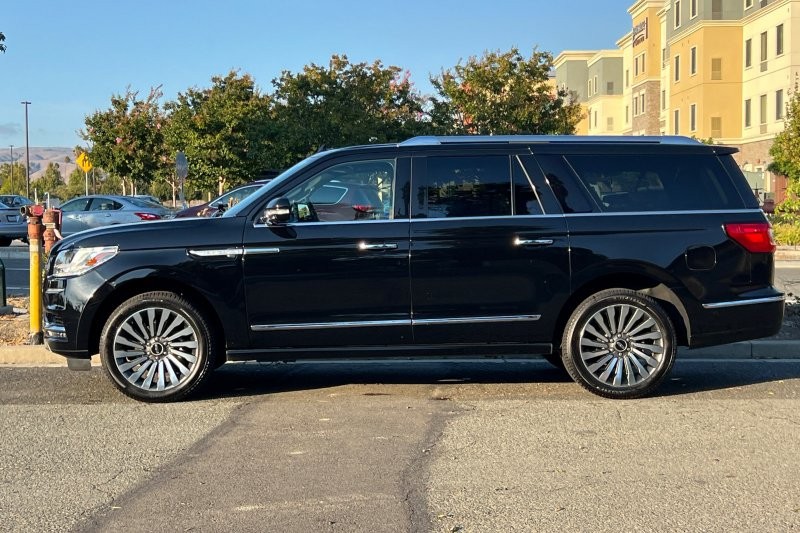 Lincoln Navigator L Vehicle Full-screen Gallery Image 06