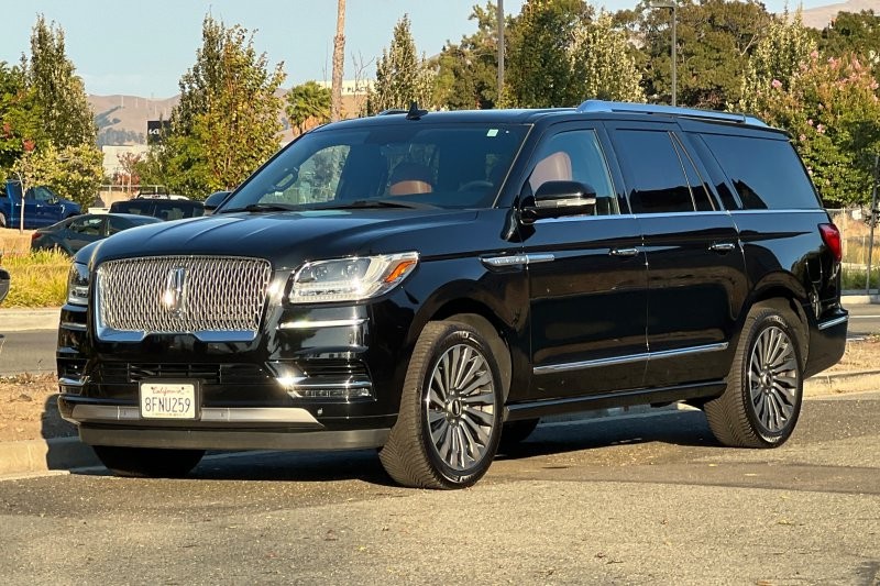 Lincoln Navigator L Vehicle Full-screen Gallery Image 07