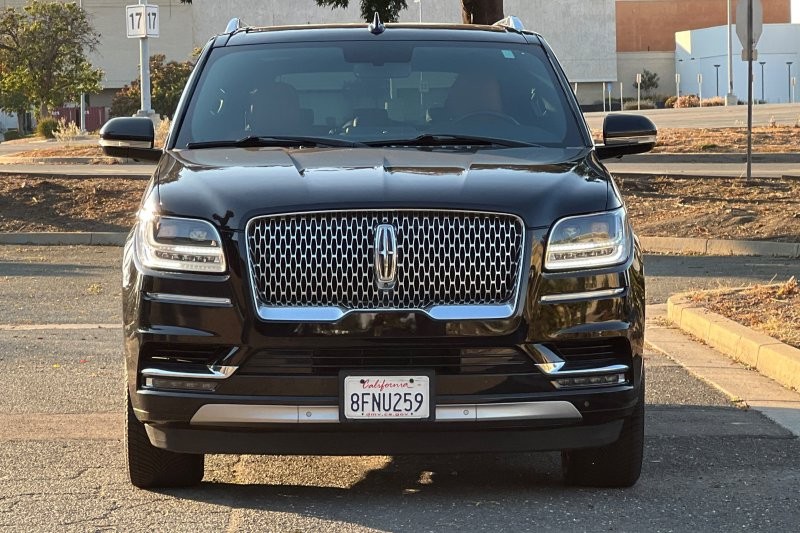 Lincoln Navigator L Vehicle Full-screen Gallery Image 08