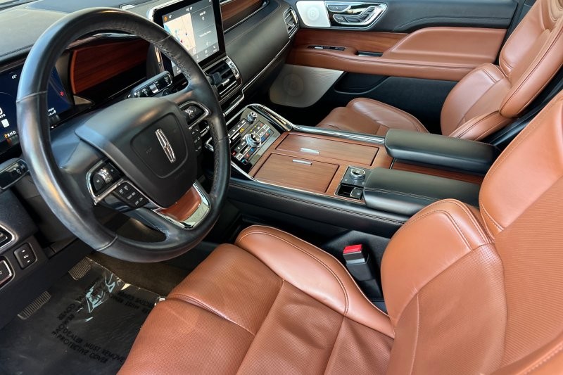 Lincoln Navigator L Vehicle Full-screen Gallery Image 09