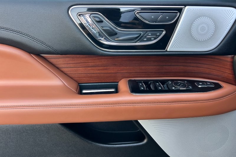 Lincoln Navigator L Vehicle Full-screen Gallery Image 10