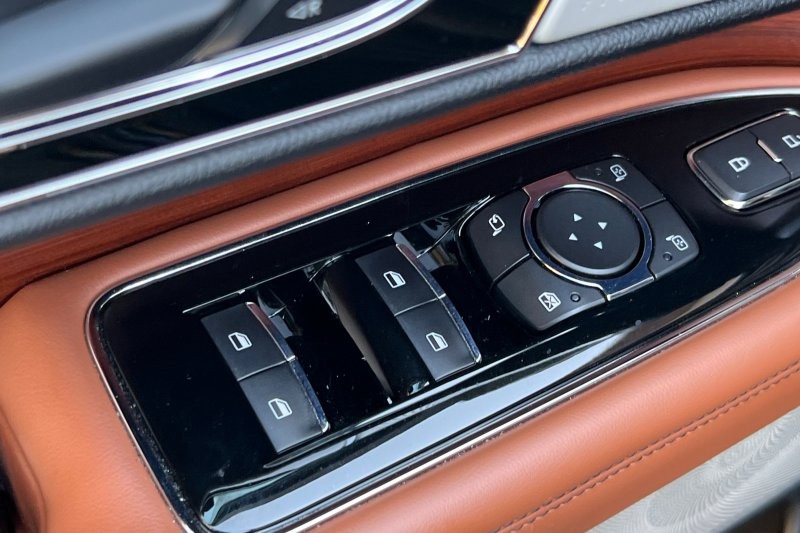 Lincoln Navigator L Vehicle Full-screen Gallery Image 11