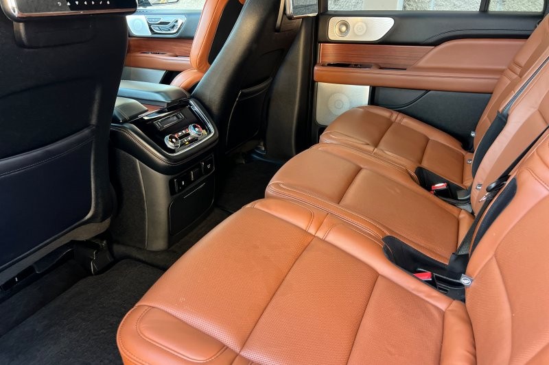 Lincoln Navigator L Vehicle Full-screen Gallery Image 13