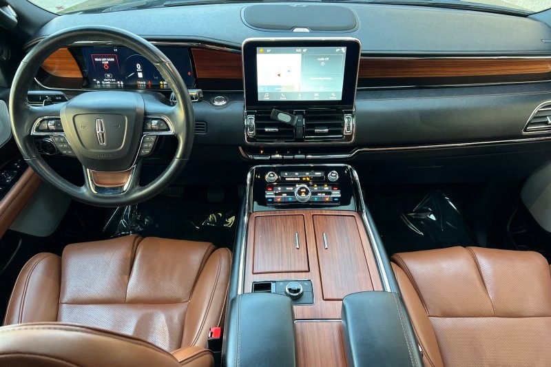 Lincoln Navigator L Vehicle Full-screen Gallery Image 14