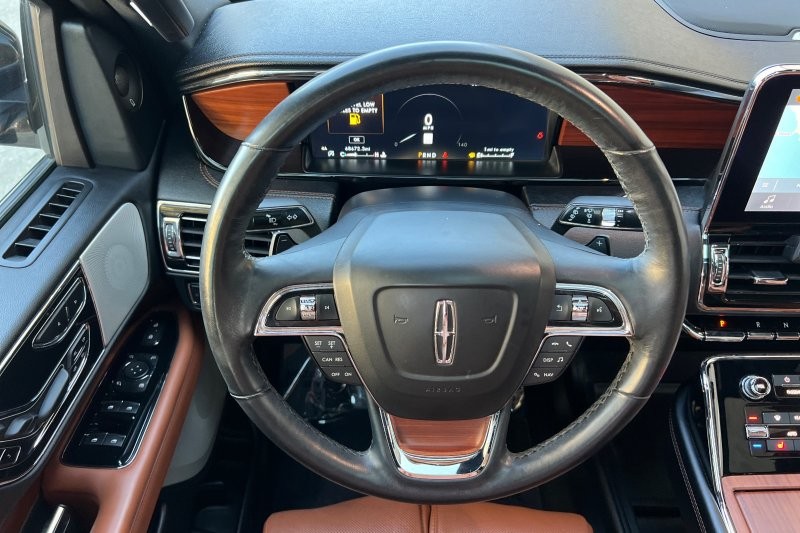 Lincoln Navigator L Vehicle Full-screen Gallery Image 15