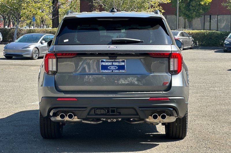 Ford Explorer Vehicle Full-screen Gallery Image 04