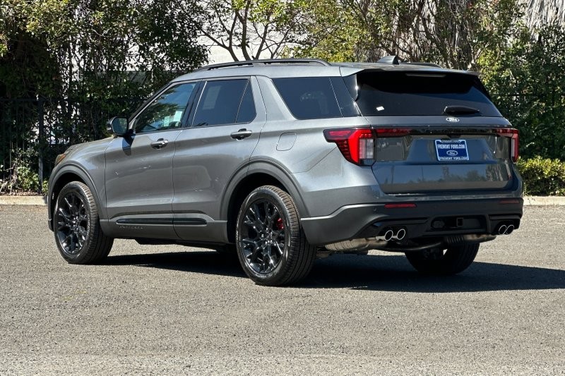 Ford Explorer Vehicle Full-screen Gallery Image 05