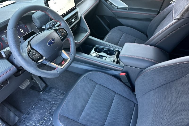 Ford Explorer Vehicle Full-screen Gallery Image 09