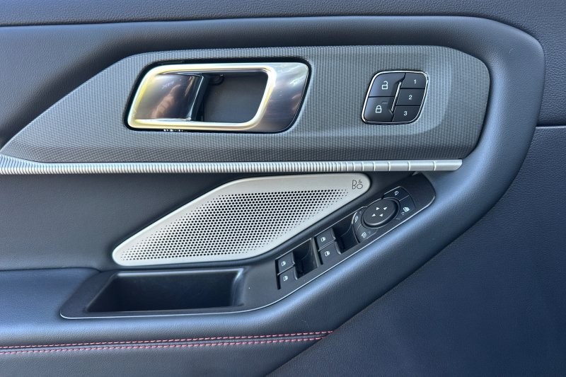 Ford Explorer Vehicle Full-screen Gallery Image 10