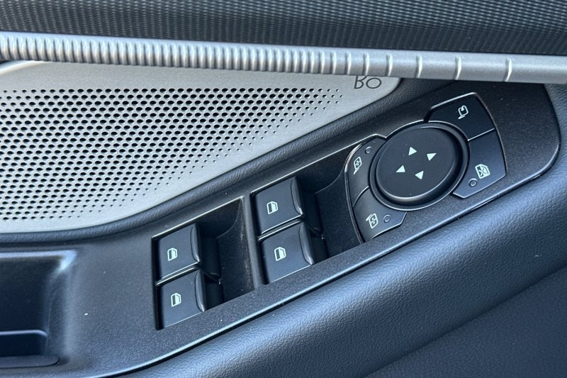 Ford Explorer Vehicle Full-screen Gallery Image 11