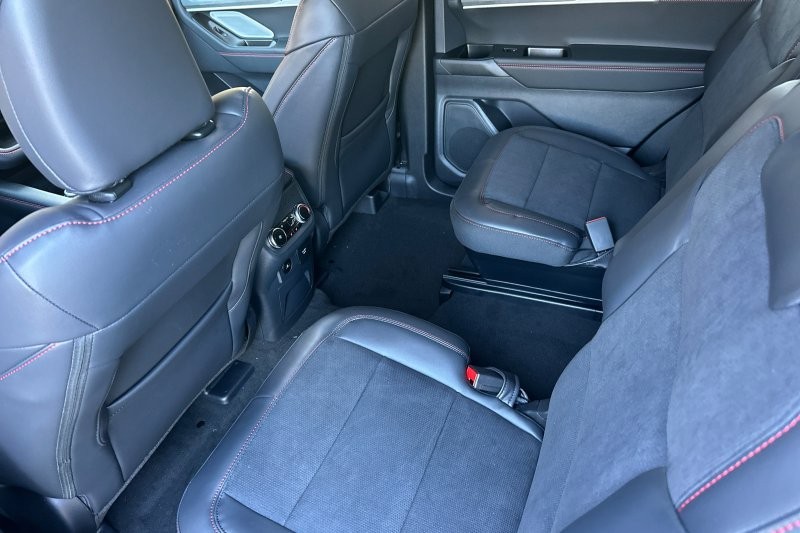 Ford Explorer Vehicle Full-screen Gallery Image 12