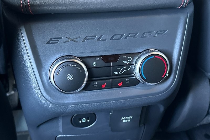 Ford Explorer Vehicle Full-screen Gallery Image 13