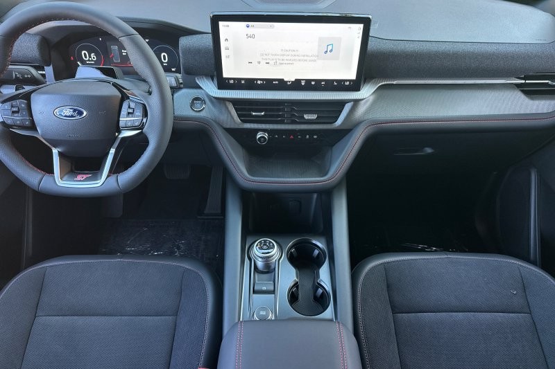 Ford Explorer Vehicle Full-screen Gallery Image 14