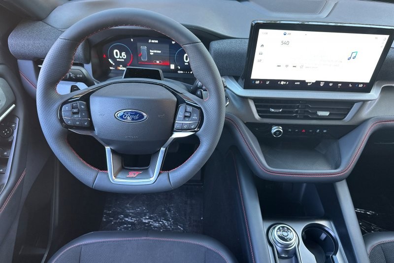Ford Explorer Vehicle Full-screen Gallery Image 15