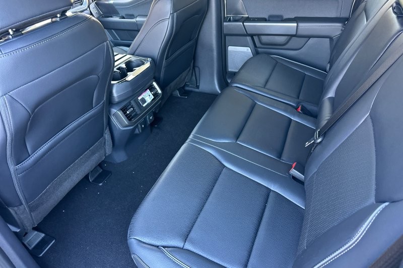 Ford F-150 Vehicle Full-screen Gallery Image 12