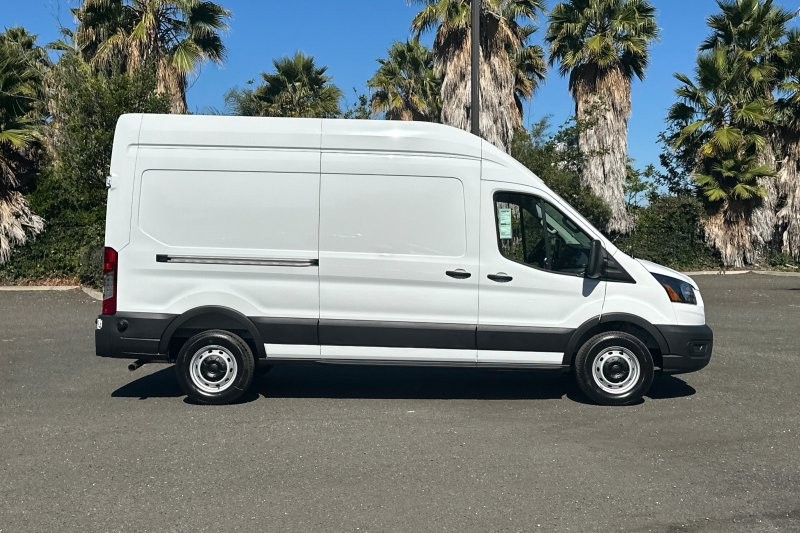 Ford Transit-250 Vehicle Full-screen Gallery Image 02