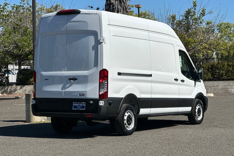 Ford Transit-250 Vehicle Full-screen Gallery Image 03