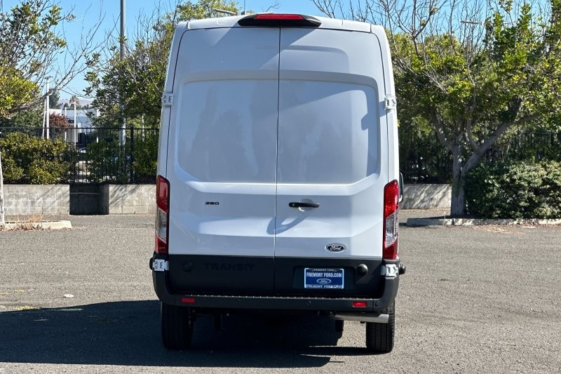 Ford Transit-250 Vehicle Full-screen Gallery Image 04