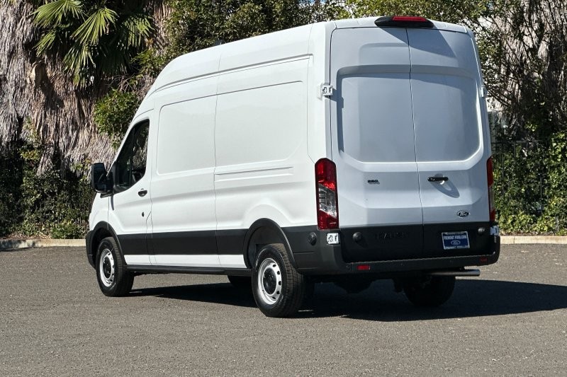 Ford Transit-250 Vehicle Full-screen Gallery Image 05