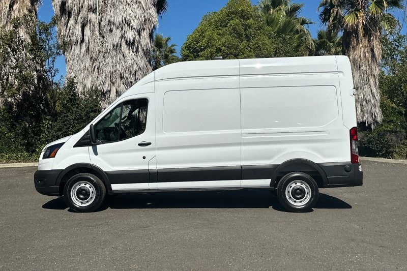 Ford Transit-250 Vehicle Full-screen Gallery Image 06