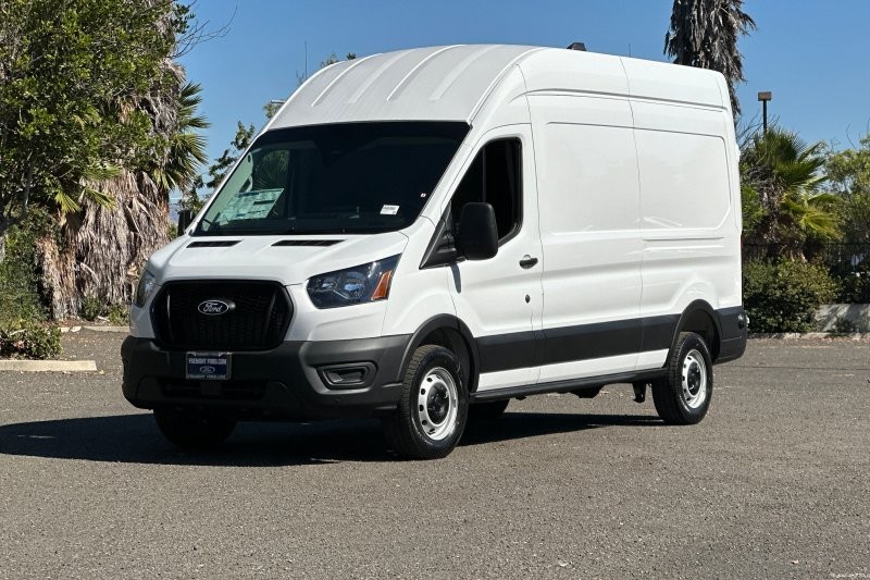 Ford Transit-250 Vehicle Full-screen Gallery Image 07