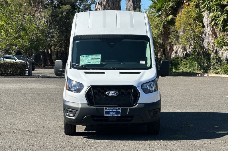 Ford Transit-250 Vehicle Full-screen Gallery Image 08