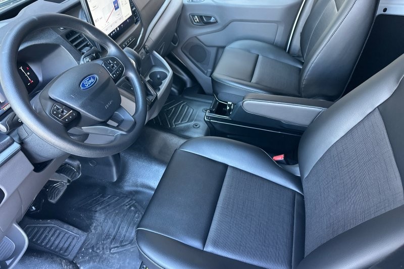 Ford Transit-250 Vehicle Full-screen Gallery Image 09
